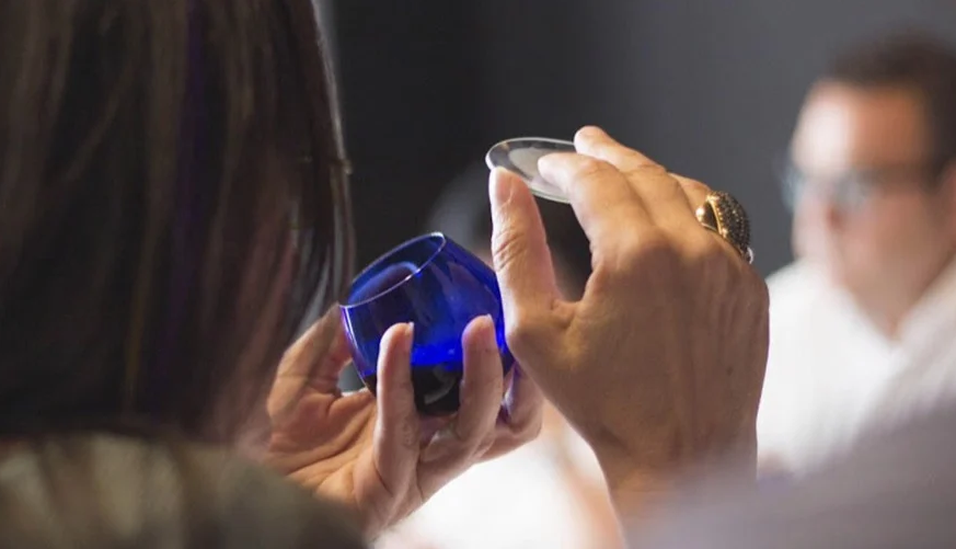 Catas de AOVE: ¿Por qué se usan vasos de color azul?