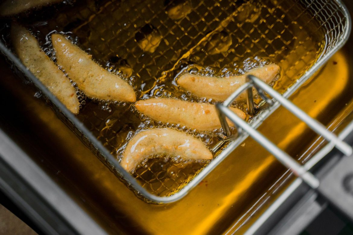 ¿Con qué frecuencia debo cambiar el aceite en mi freidora?